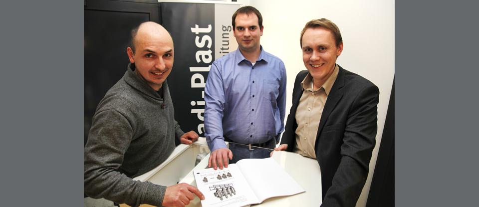 Abschlussarbeit mit 1,7 bestanden: Viktor Günter und Stefan Reimer mit Dr. Karsten Anger (Hadi-Plast GmbH). Foto: Almut Thöring